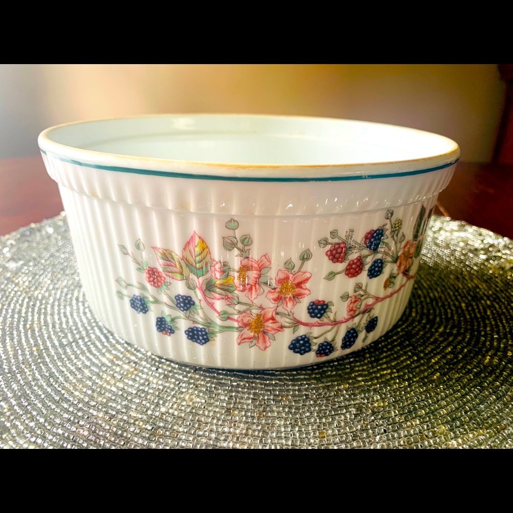 Aynsley Lyndhurst pattern 7” soufflé dish. Beautiful!❣️